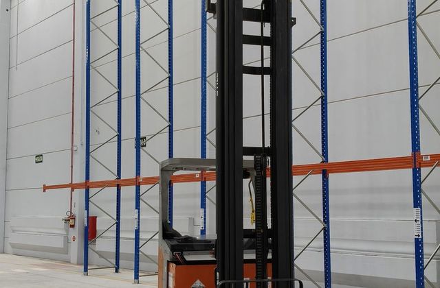 PORTA-PALETES · Empilhadeira reach truck em corredor de armazenagem · MBS SC